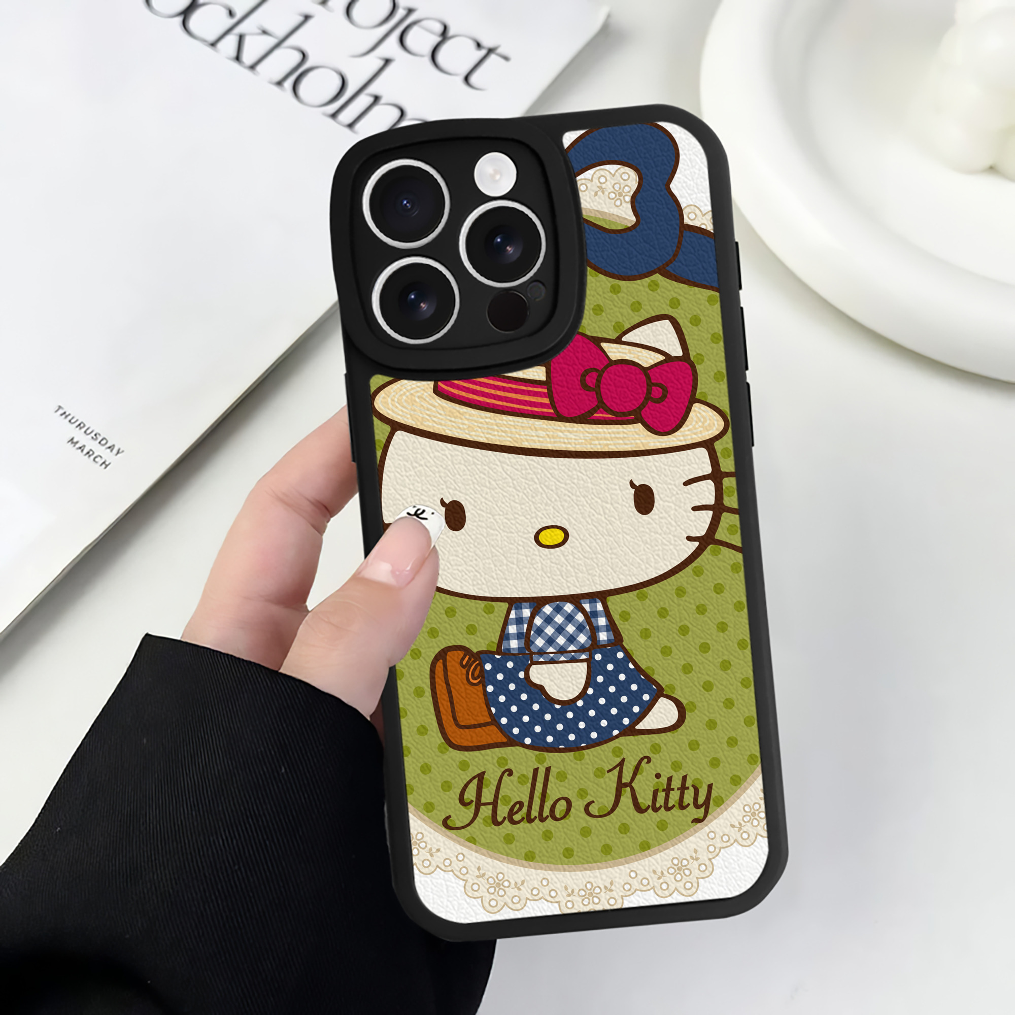 （画像用） Hello Kitty ハローキティ 【iPhone 16シリーズ対応】シリコンスマホケース（レザー調） 材質：シリコン